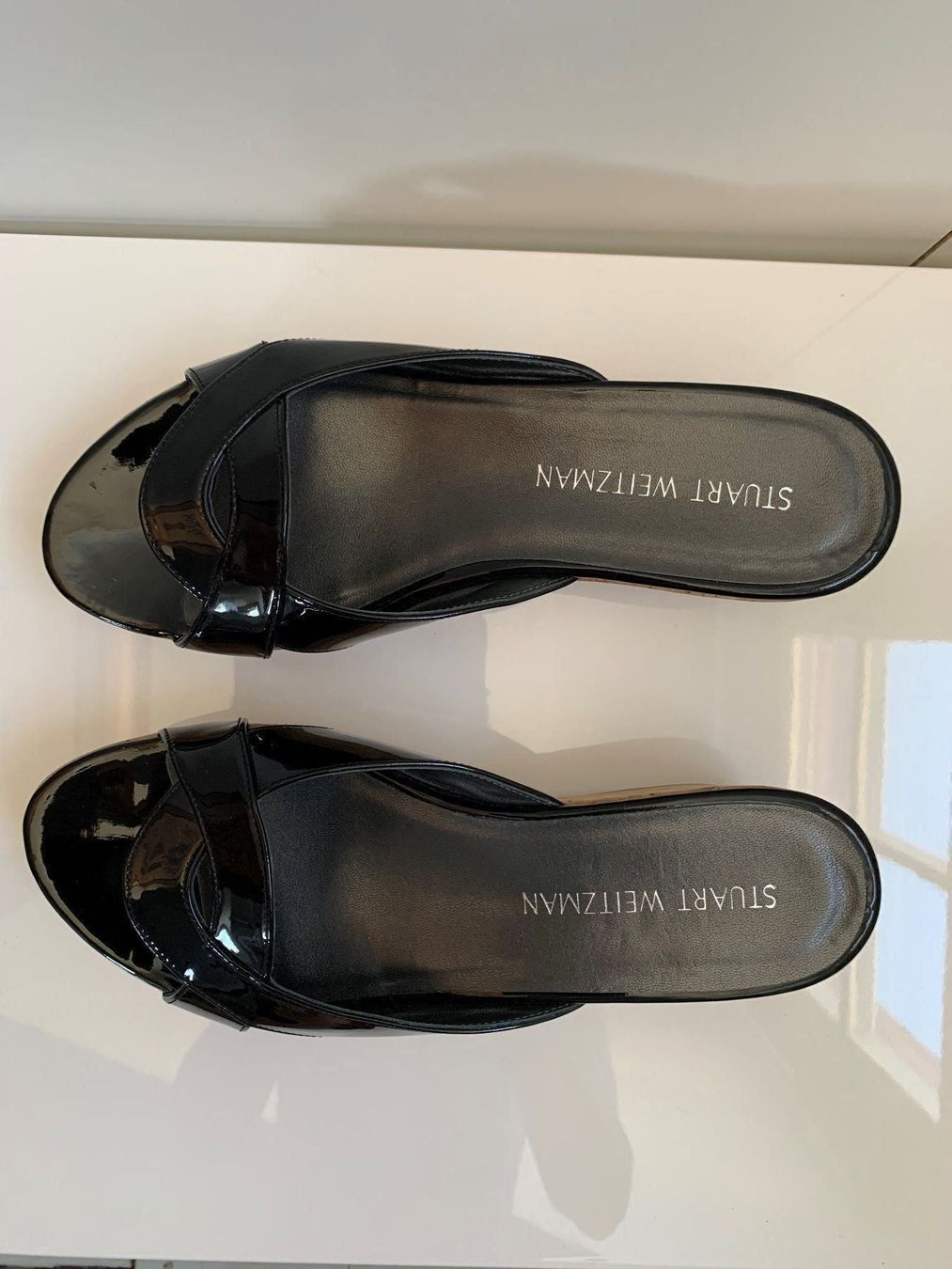 Stuart Weitzman Scarpe da donna: STUART WEITZMAN: Neue schwarze Lackleder-Sandale, 37,5 – Nuovo (secondo la descrizione) da Luzern venduto da paulablue 3