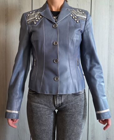 Veste en cuir Madeleine ornée de cristaux Swarovski. T 34.