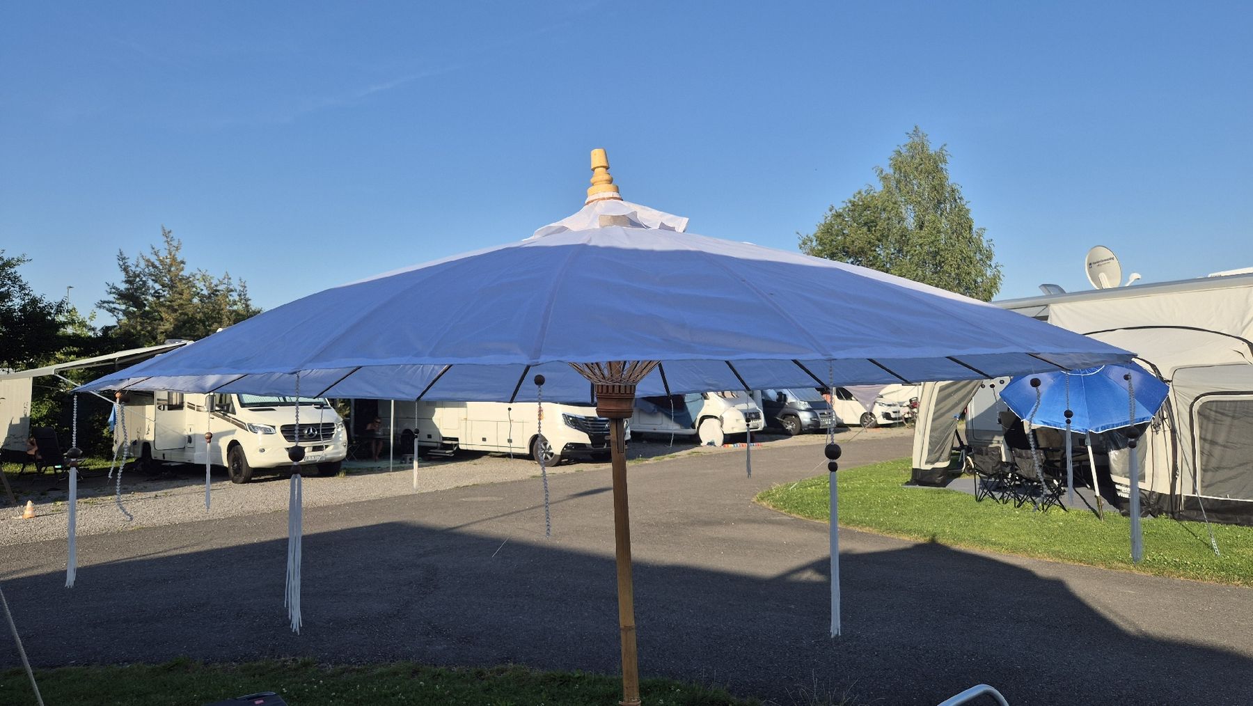 Sonnenschirme: Alter Sonnenschirm – Gebraucht aus Döttingen von Pensil
