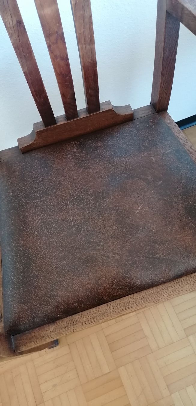 Sedie: Massiver grosser Stuhl aus Holz – Usato da Luzern venduto da Dorota. 1