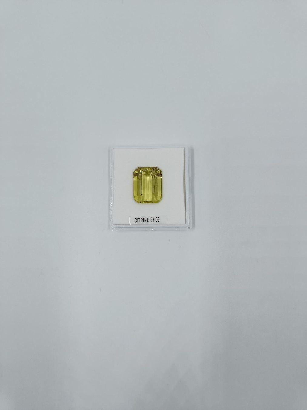 Pietre preziose: 1 ZITRONENGELBER CITRIN, 37.93 CT. – Usato da Luzern venduto da EdiGem
