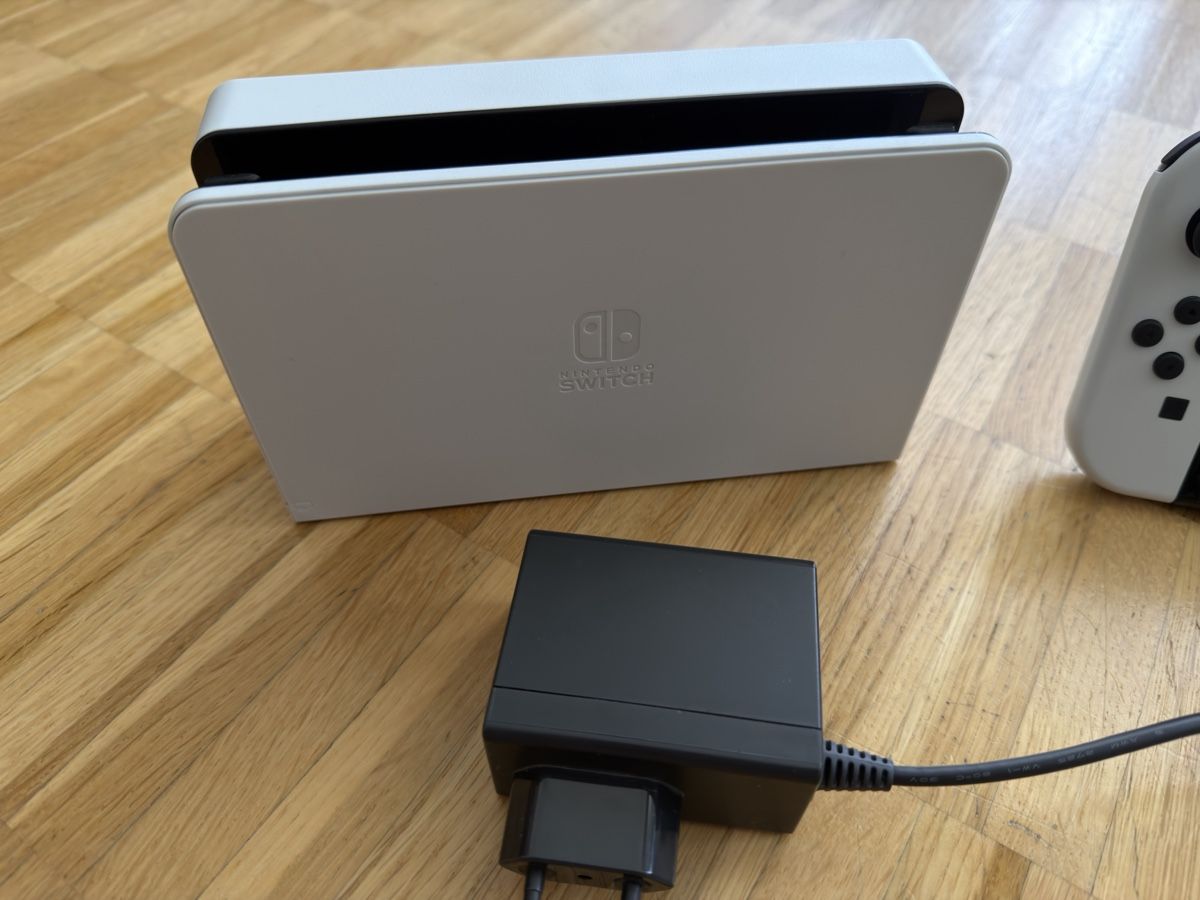 Nintendo Console: Nintendo Switch Oled mit Pro Controller Reisetasche und… – Nuovo (secondo la descrizione) da Laufen venduto da Tremaex 1