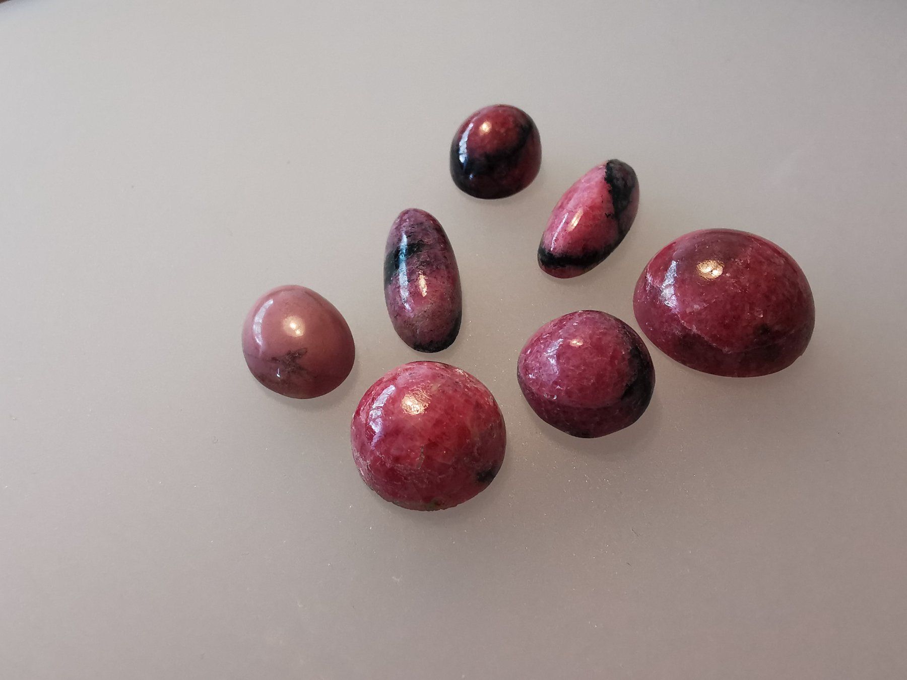 Pietre preziose: 7 Stk. Rhodonit  Edelstein - Cabochon – Nuovo e nell'imballaggio originale da Dierikon venduto da Buntspecht-10 4