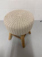 Gemütlicher Hocker mit Strickbezug - Perfekt für dein Heim