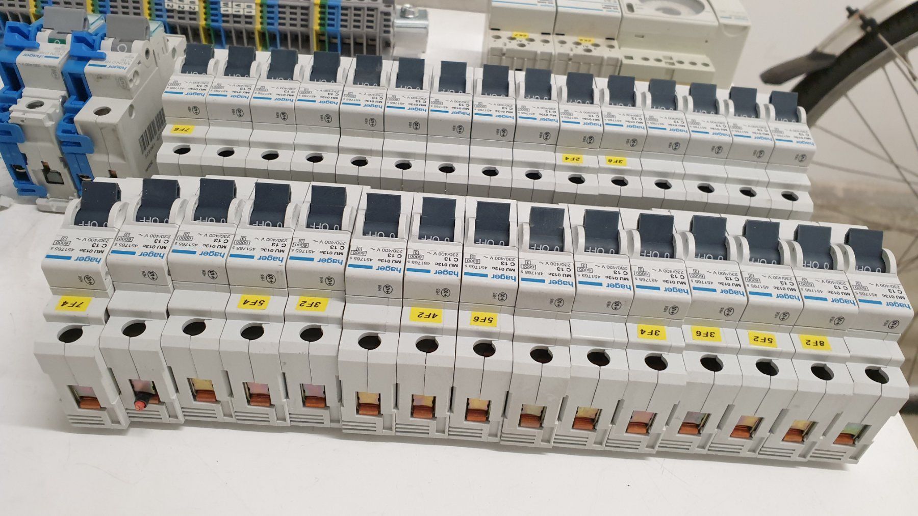 Interruttori: Grosser Posten Elektromaterial HAGER – Usato da Hinteregg venduto da Amerizium 2