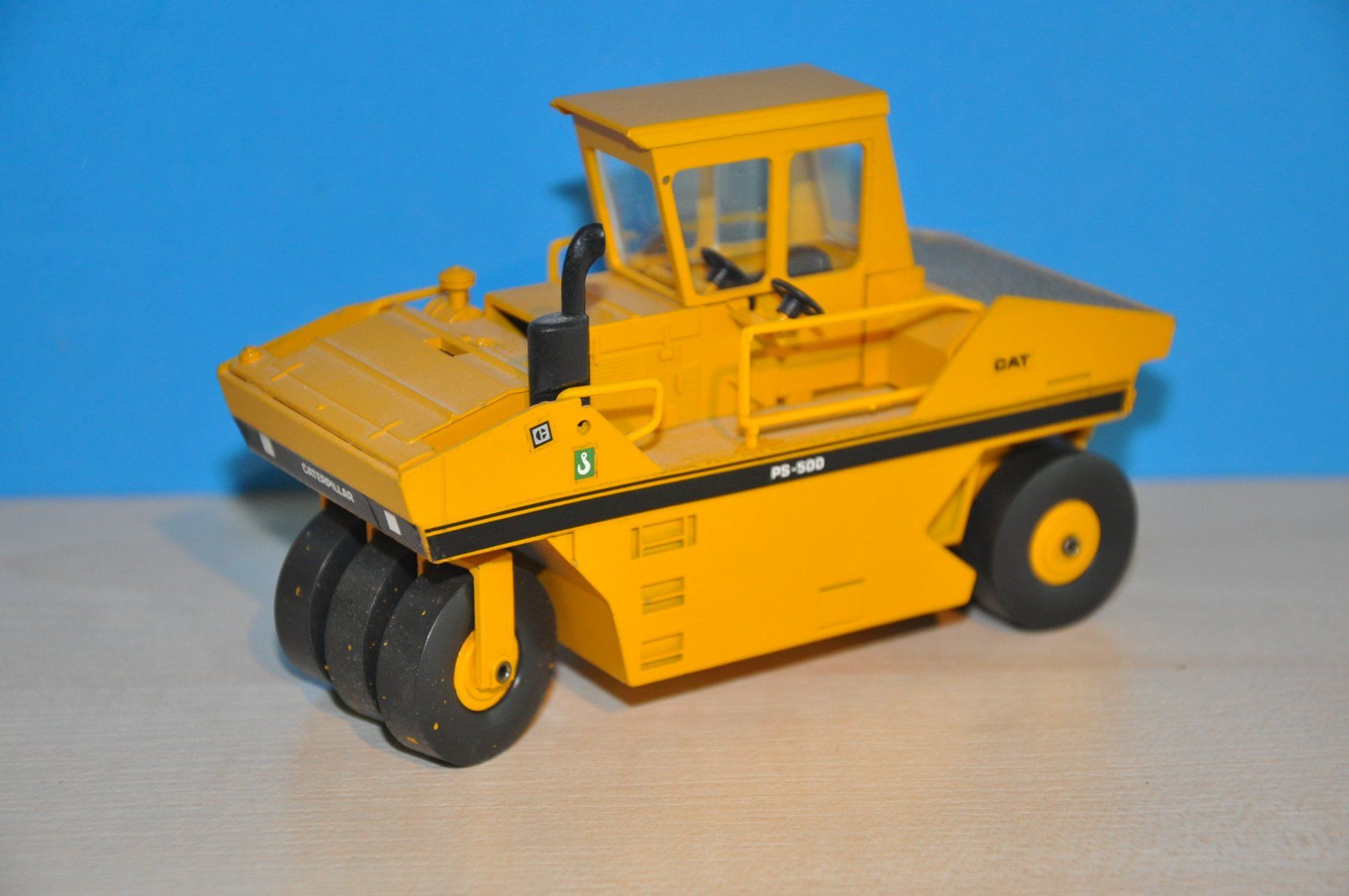 Conrad Modellbausätze & Standmodelle: CAT PS 500 Pneuwalze – Gebraucht aus Mitlödi von worker04