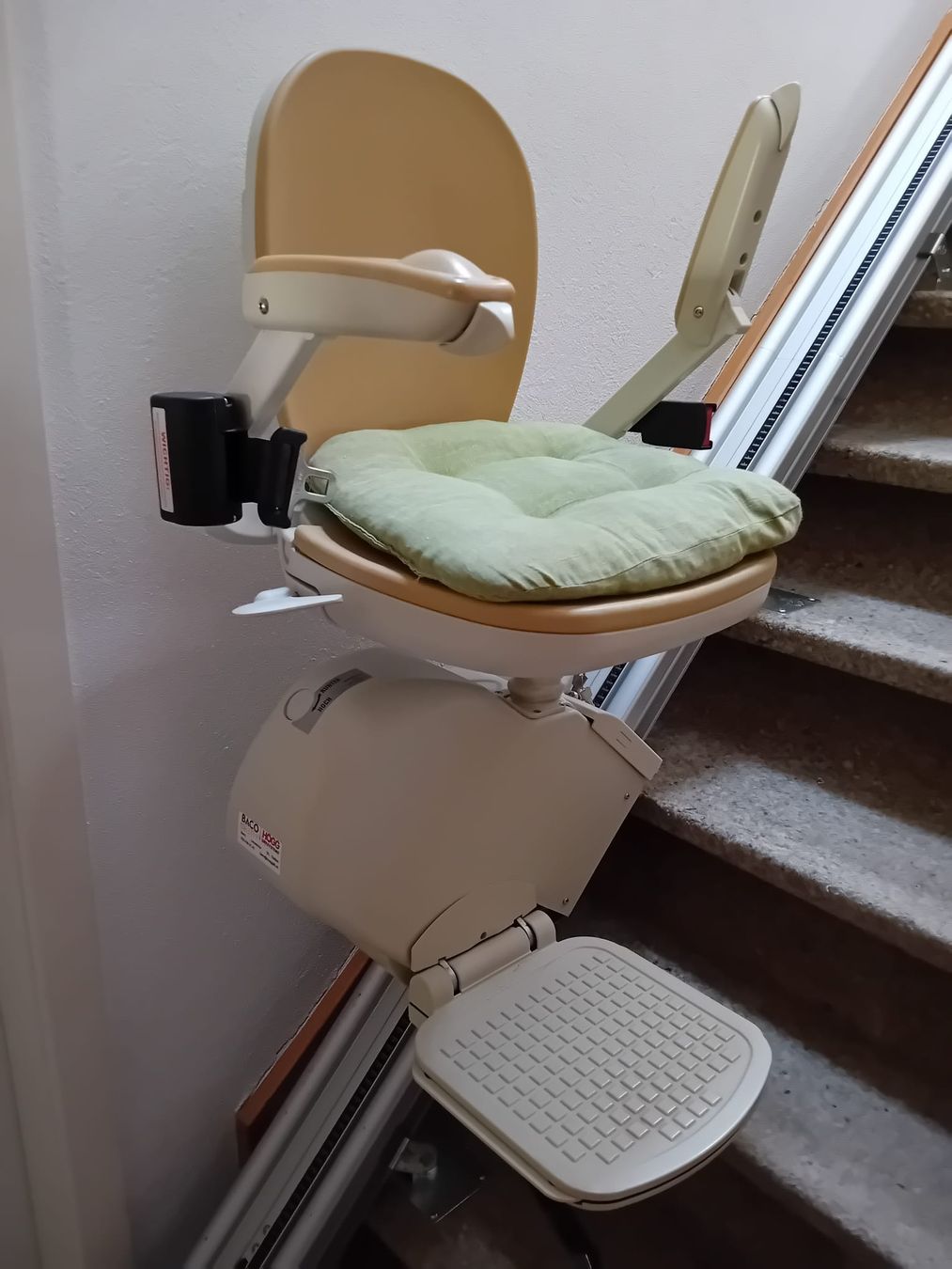 Scale: Treppenlift ACORN Superglide 130 – Usato da Gächlingen venduto da Forstag