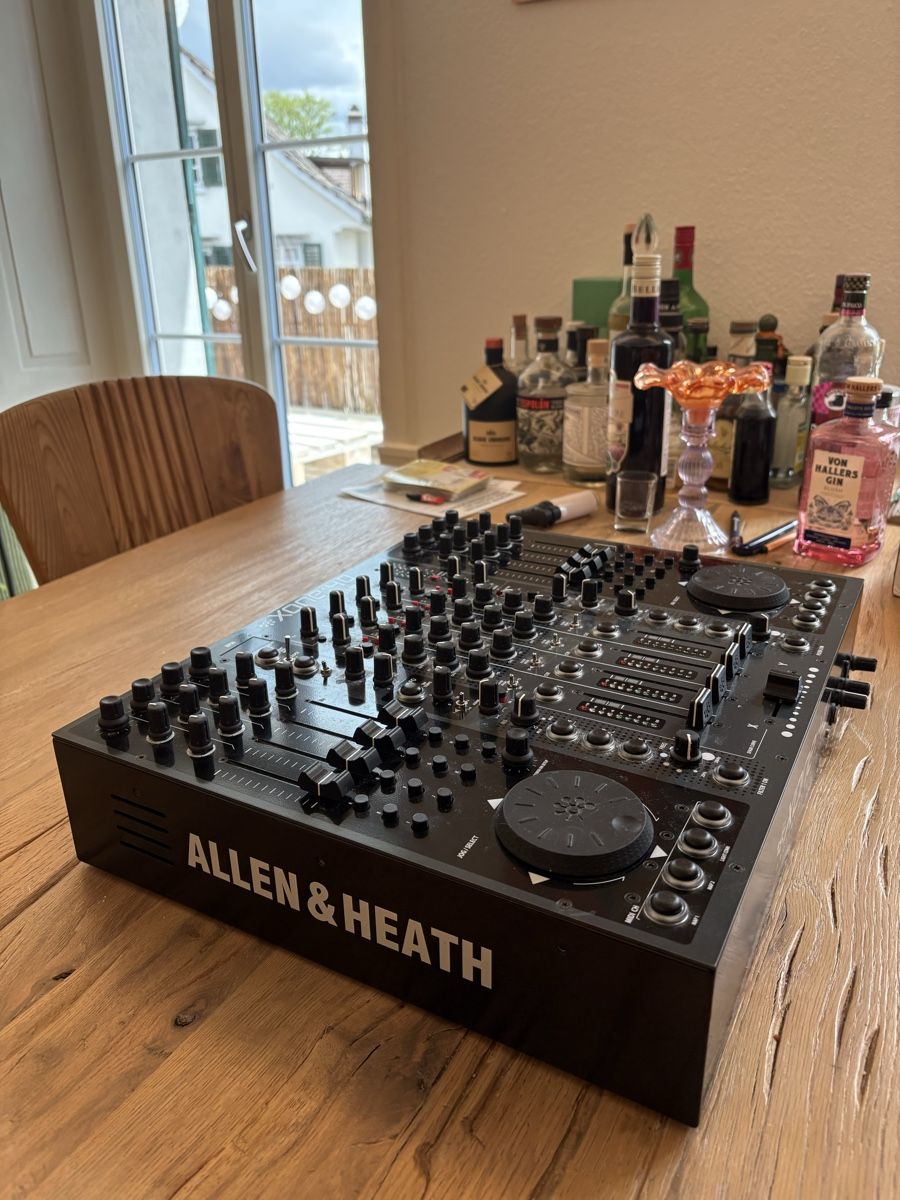 Allen & Heath Console di mixaggio: Allen & Heath Xone 4D – Usato da Uster venduto da lla_7tj9 1
