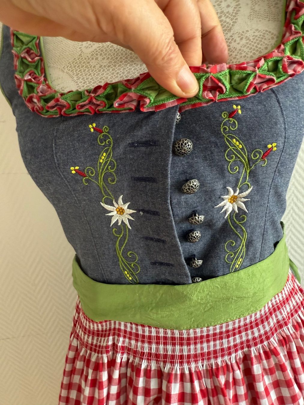 Costumi: Dirndl Gr. 36 von Bayer Madl – Usato da Kirchdorf AG venduto da coco123 1