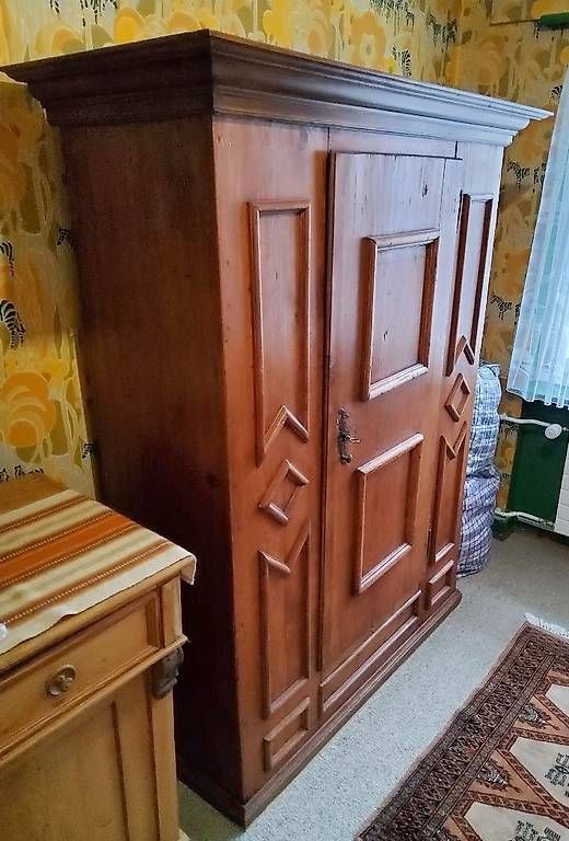 Armadi: Schöner Antiker Schrank in Basel – Usato da Basel venduto da Palmenland
