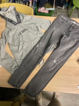 Graue Jeans, C&A + Là Shady Hoodie Gr.164 Top Zustand!