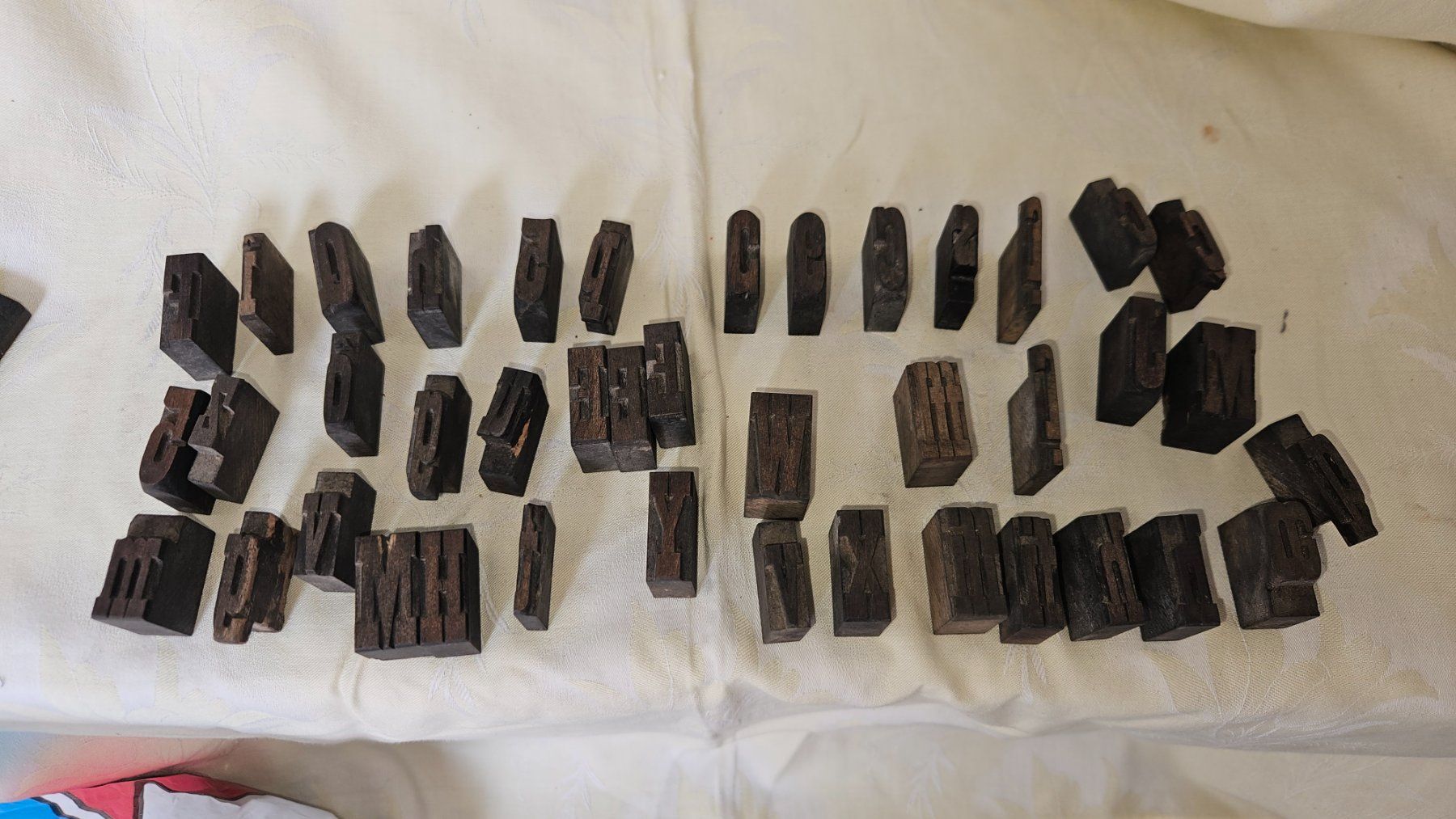 Tutti gli attrezzi: Circa 200 piccole vecchie lettere da stamperia in legno – Usato da Melano venduto da H-Sara 1