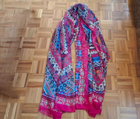 Grand foulard rose à motifs/Großer Schal rosa gemustert