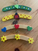 Lot de 4 cintres en bois décorés pour pouppés. Jolis!