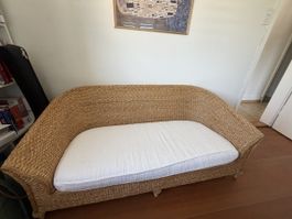 Sofa mit weissem Polster