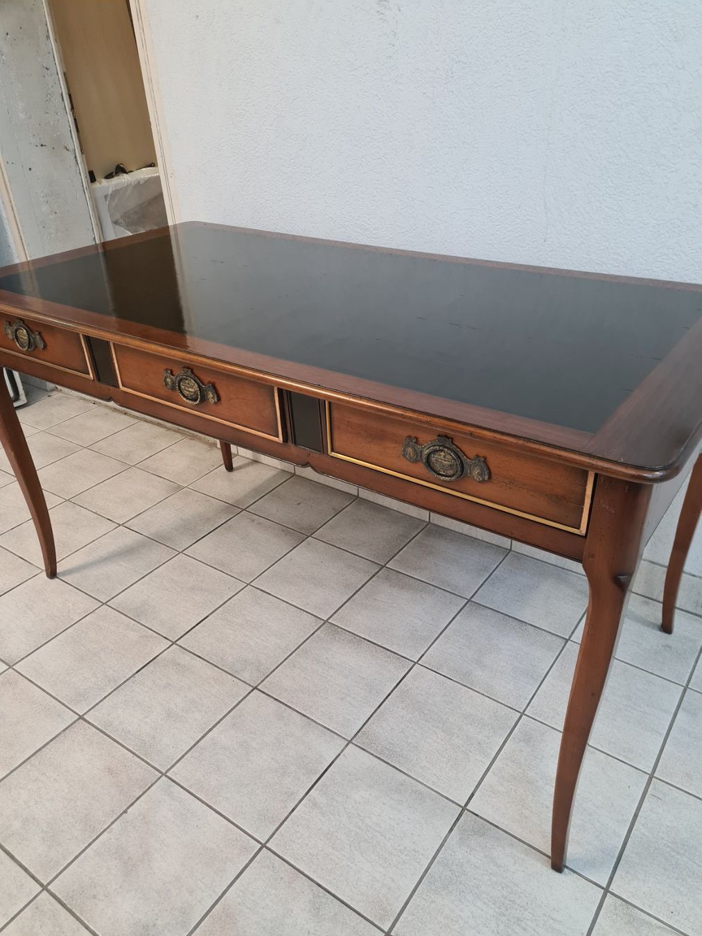 Schreibtische: Bureau VIII la vitre dessu et endommager – Gebraucht aus Monthey von 187-zeroo