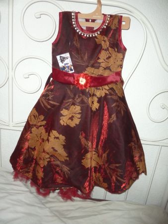 robe bordeaux taille 5 ans neuf