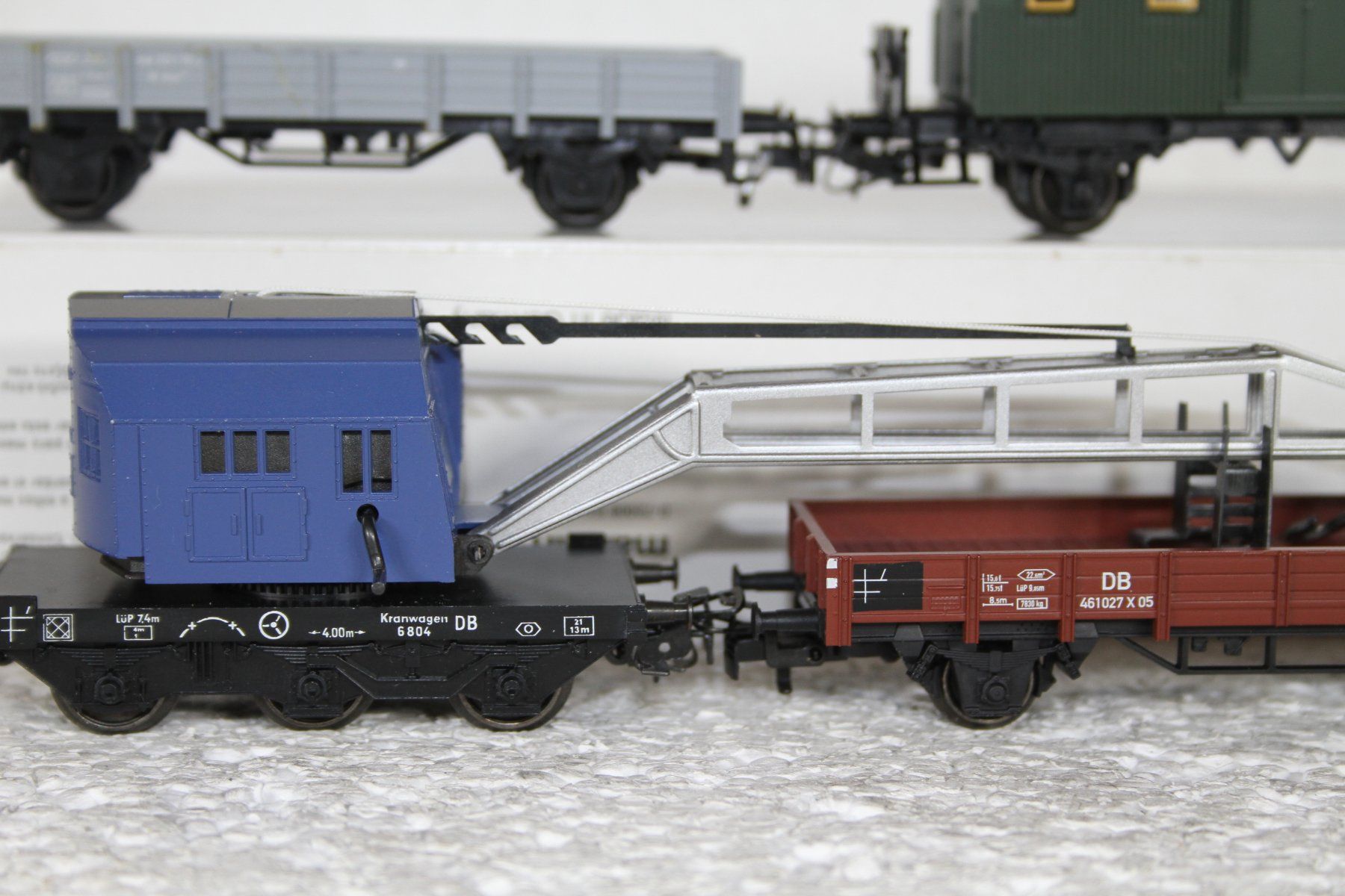 Märklin Trains électriques: Märklin DB 3 Güterwagen mit Kran – D'occasion à Triesen par gleis8 2
