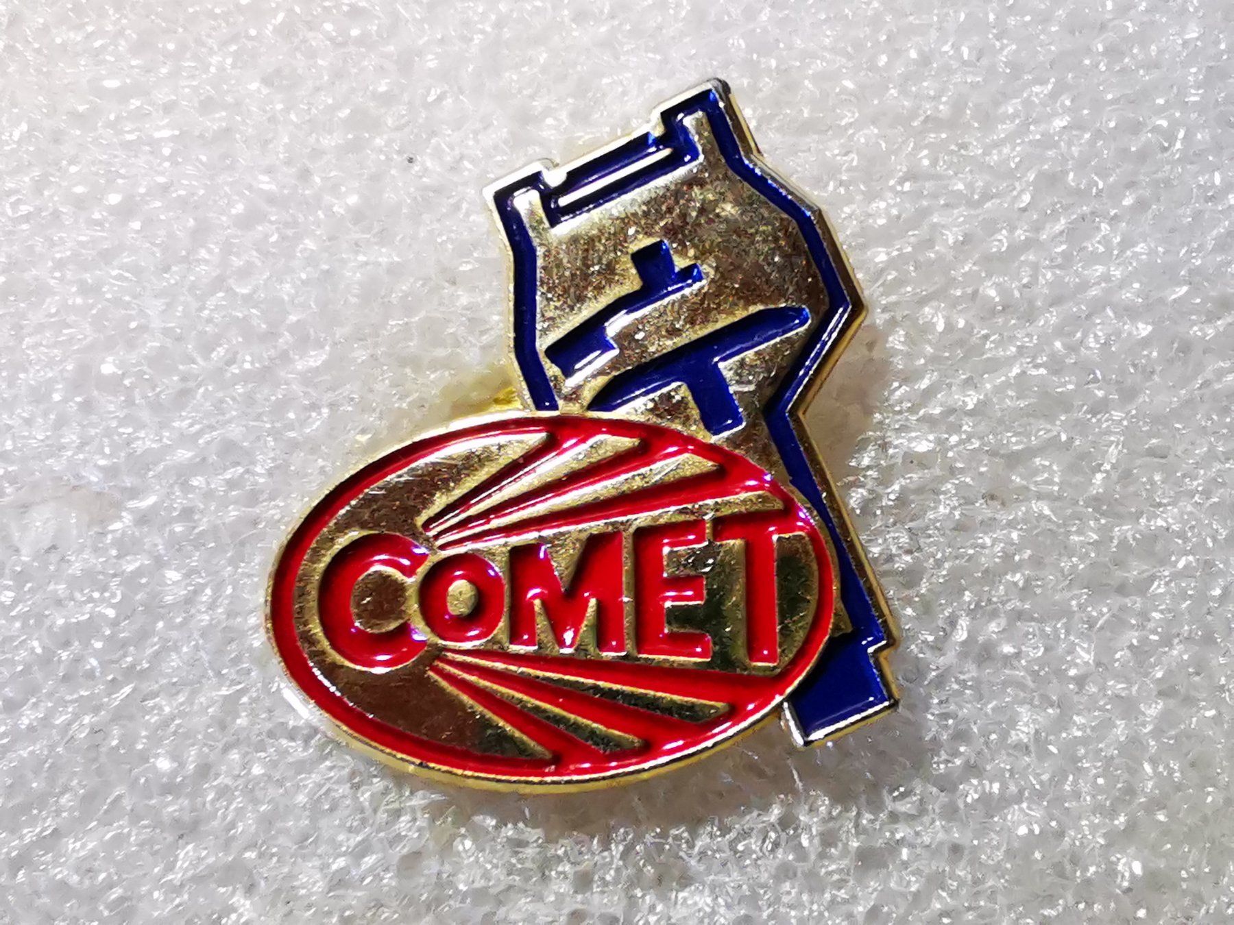 Plaketten & Abzeichen: Ansteckpin 28: Comet – Gebraucht aus Oppligen von Pin-Fall-Shop
