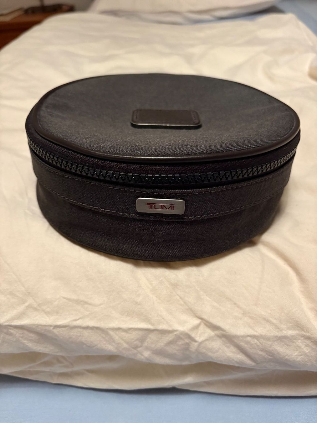 Tumi Borse: Original TUMI Reise-Etui / Tech-Case – Rund, Anthrazit – Usato da Pfäffikon SZ venduto da iva_9fnw 3