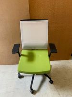 Moderner Bürostuhl, Drehstuhl, grün, ergonomisch