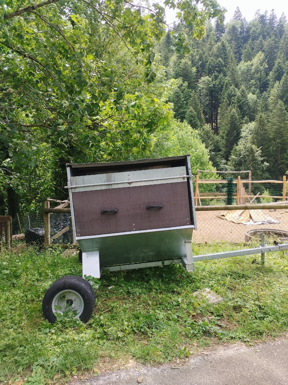 Korpus: Mistcontainer mit Fahrwerk 1.5m3 – Gebraucht aus Fischenthal von JURIGINAL 1