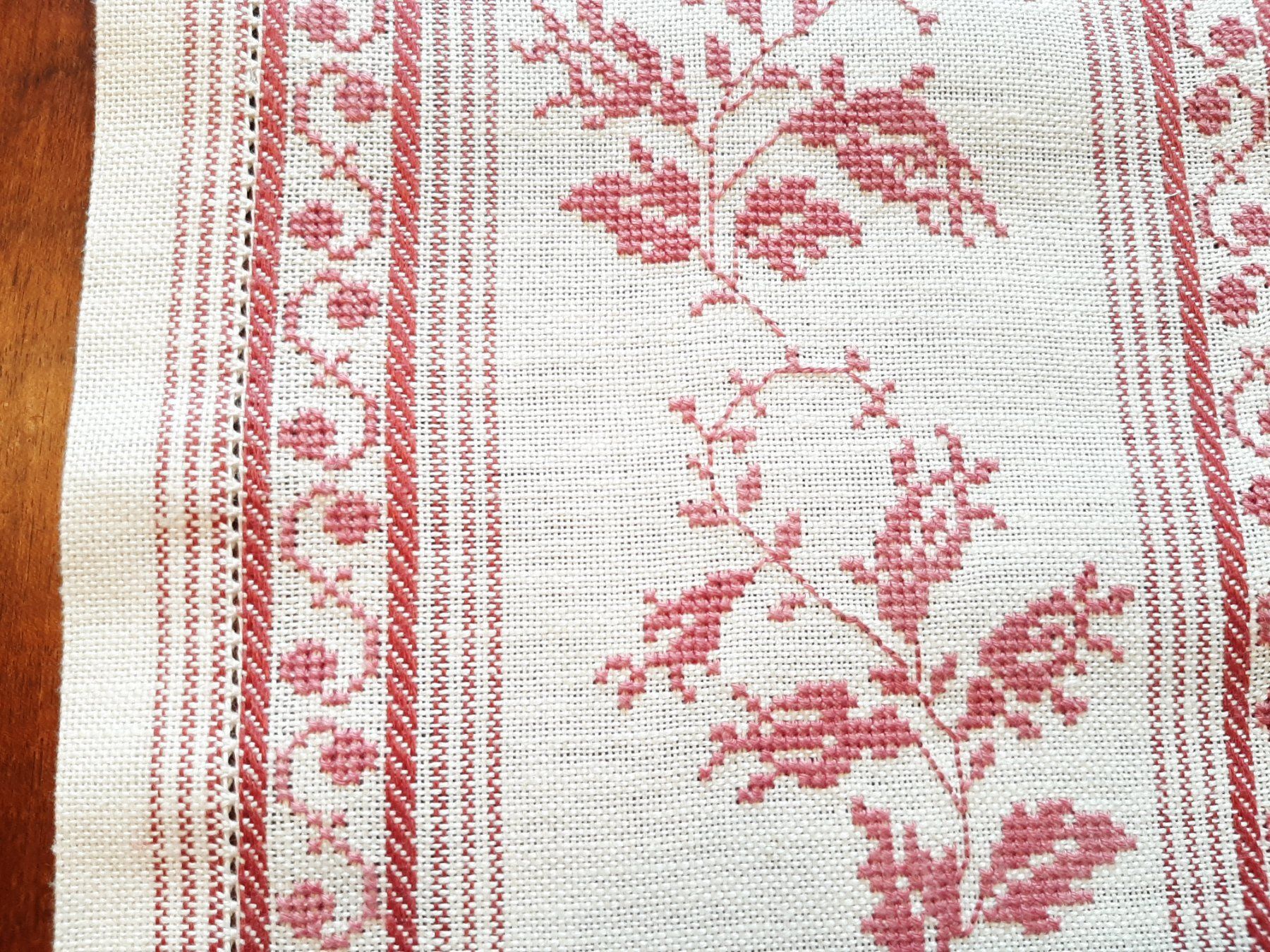 Tutte le decorazioni: Bündner Stickerei – Nuovo e nell'imballaggio originale da Rickenbach BL venduto da Oktober68 2