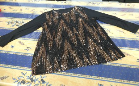 Sweat noir avec sequins, neuf 42/44