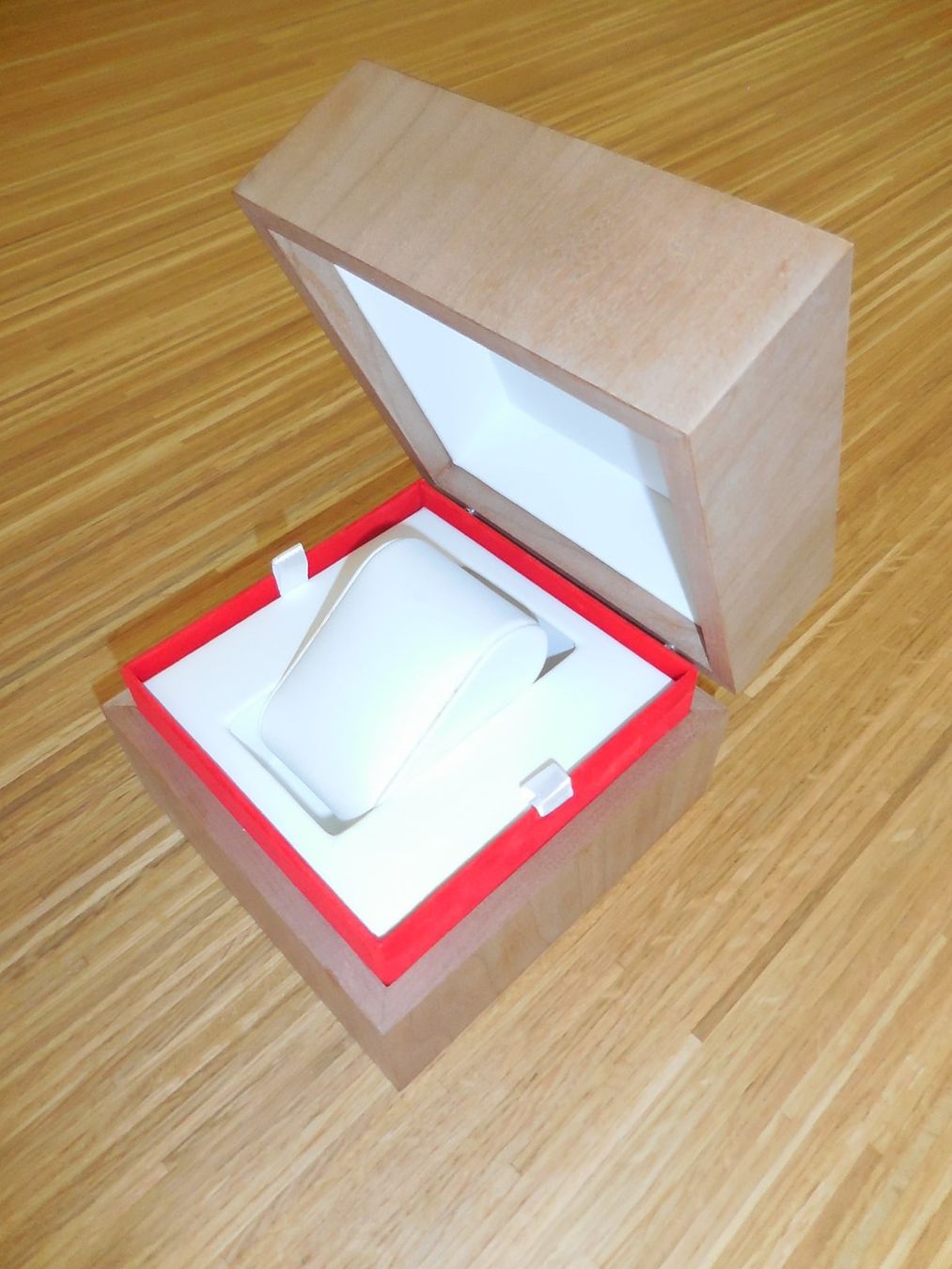 Tissot Boîtes de montres: TISSOT Holzbox – Neuf (Voir description) à Waldstatt par 37bernhard79 1