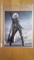 Halle Berry, Original Autogramm auf Grossfoto in Farbe