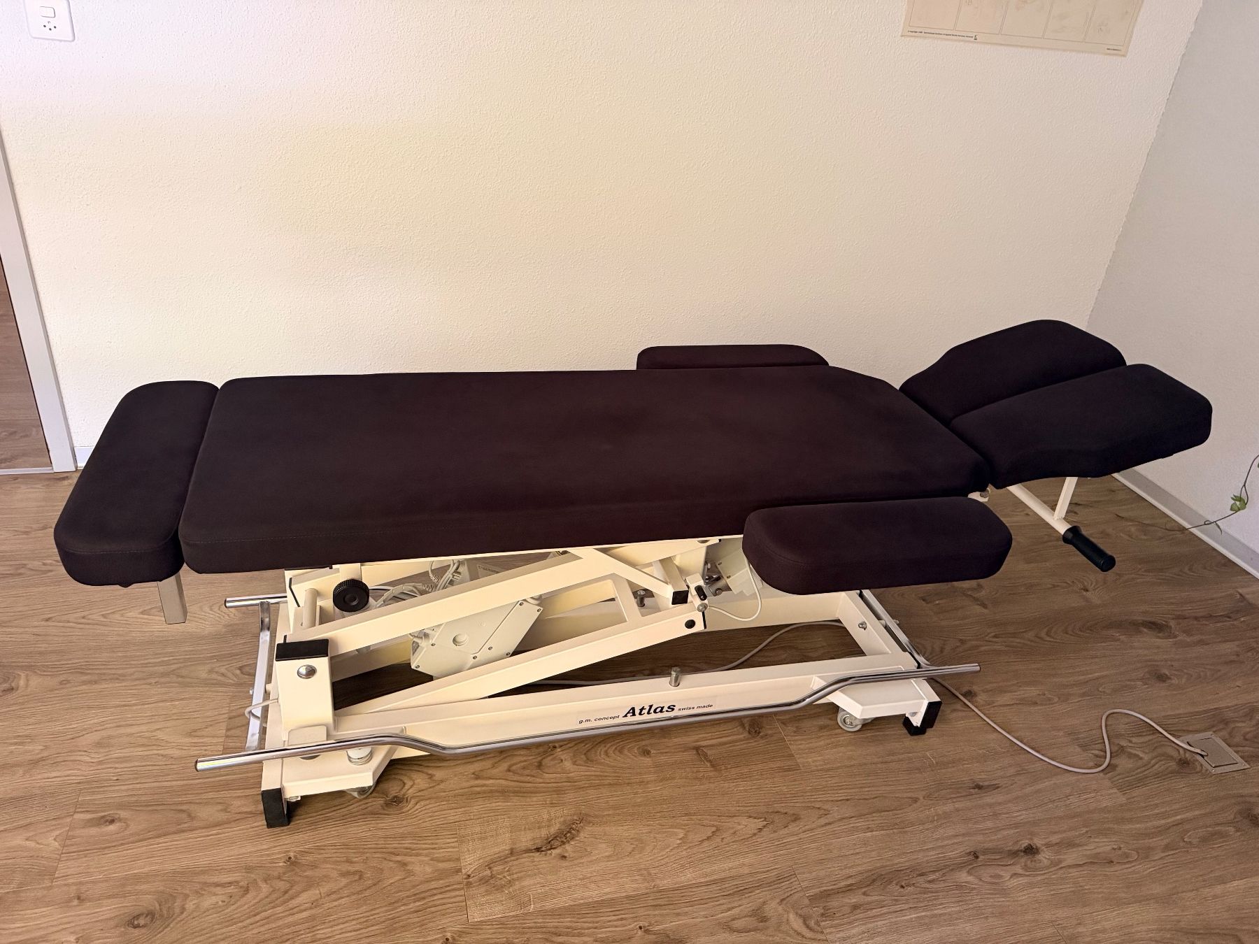 Kosmetik-& Massageliegen: Tables de traitement – Gebraucht aus Estavayer-le-Lac von jmt_vg8m 1