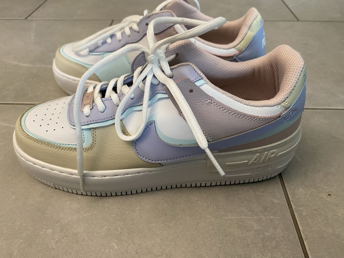 Nike Scarpe da donna: Nike Air Force One Damenschuhe farbig, Grösse 41 – Nuovo (secondo la descrizione) da Hünenberg See venduto da lar_9zjk 6