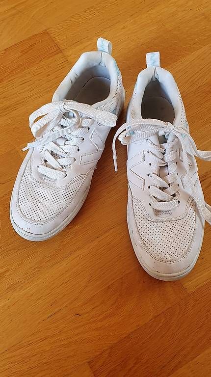 Scarpe da donna: Weisse Turnschuhe Grösse 37 – Usato da Niederwangen b. Bern venduto da thurncaro