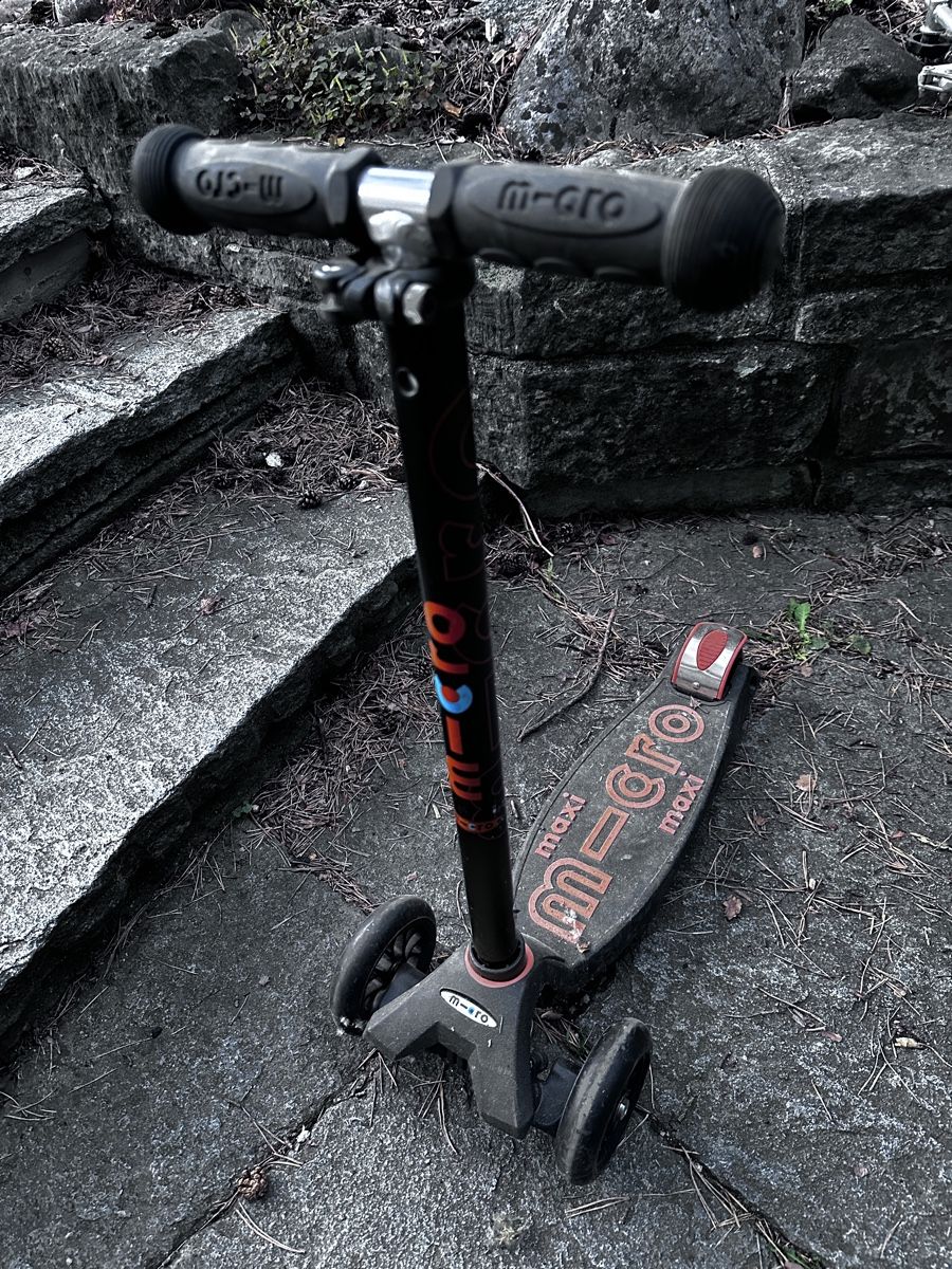 Micro Kickboard: Micro Maxi Kinderroller schwarz gebrauchter Zustand – Usato da Dübendorf venduto da Ithaka