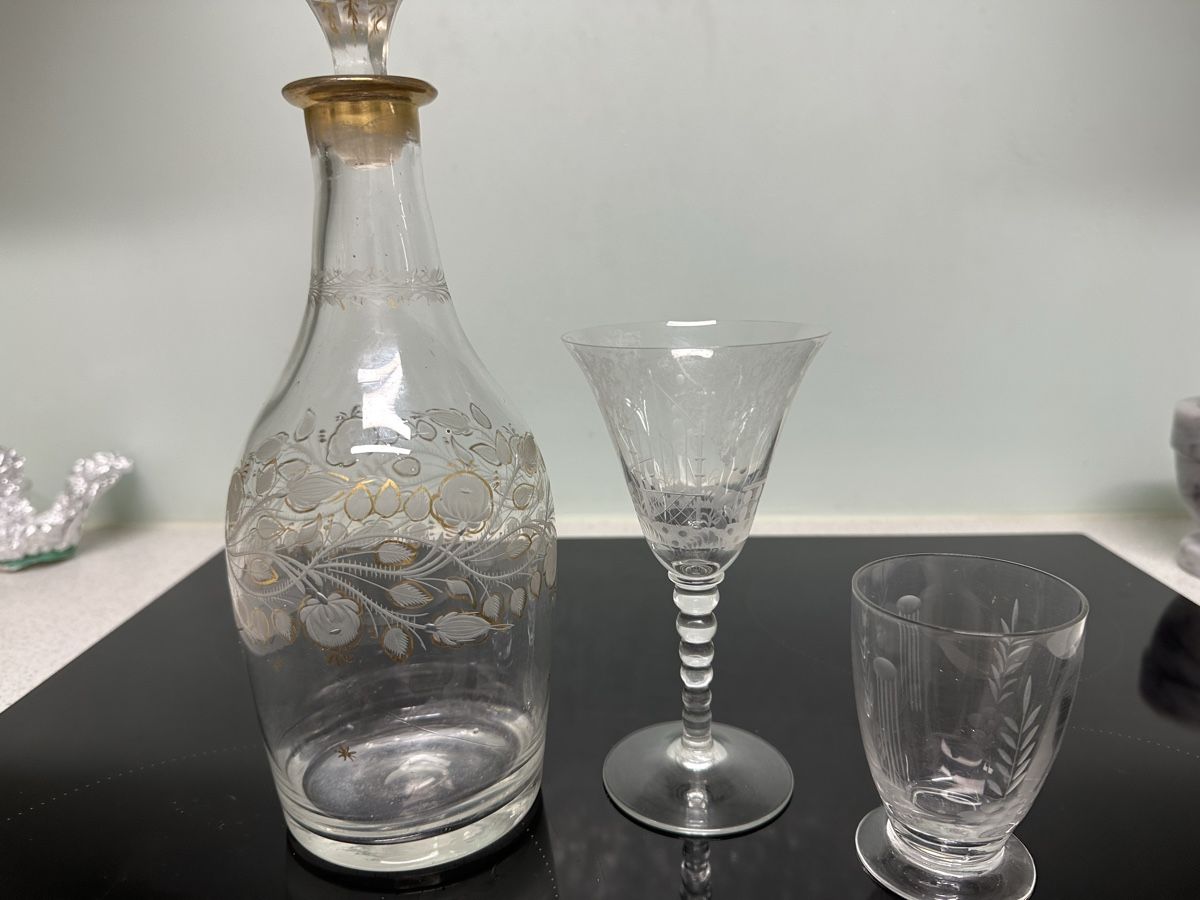 Caraffe: Antike Liqueur Karaffe mit 2 Gläser – Usato da stallikon venduto da regulaki