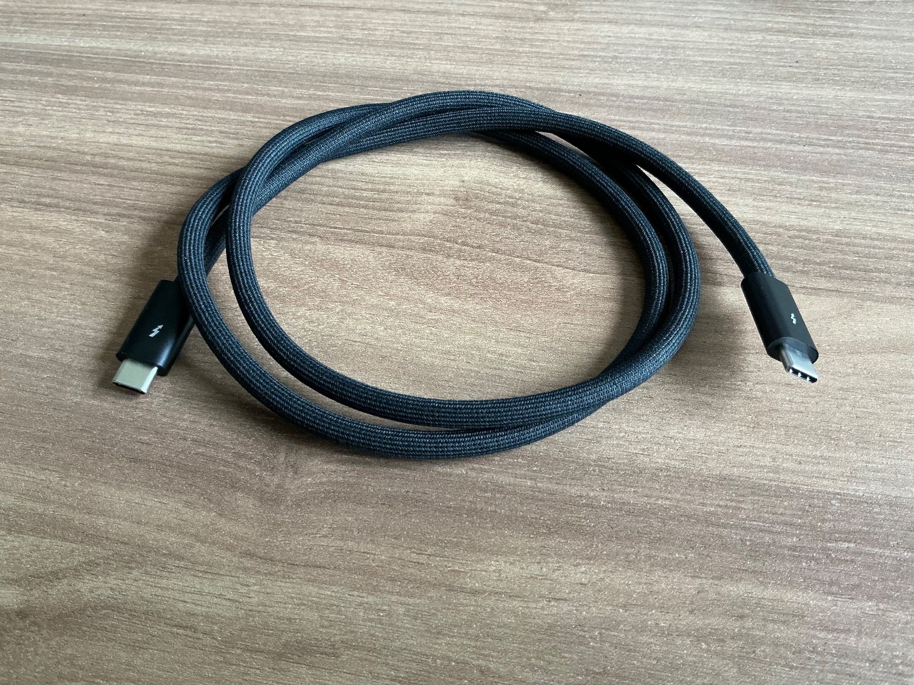 Kabel: Thunderbolt USB-C Kabel – Gebraucht aus Zürich von hub_h8vk