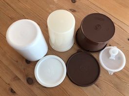 Trois récipients Tupperware