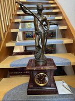 Bronze statue a.mercie mit uhr