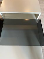 Tisch mit Glasplatte