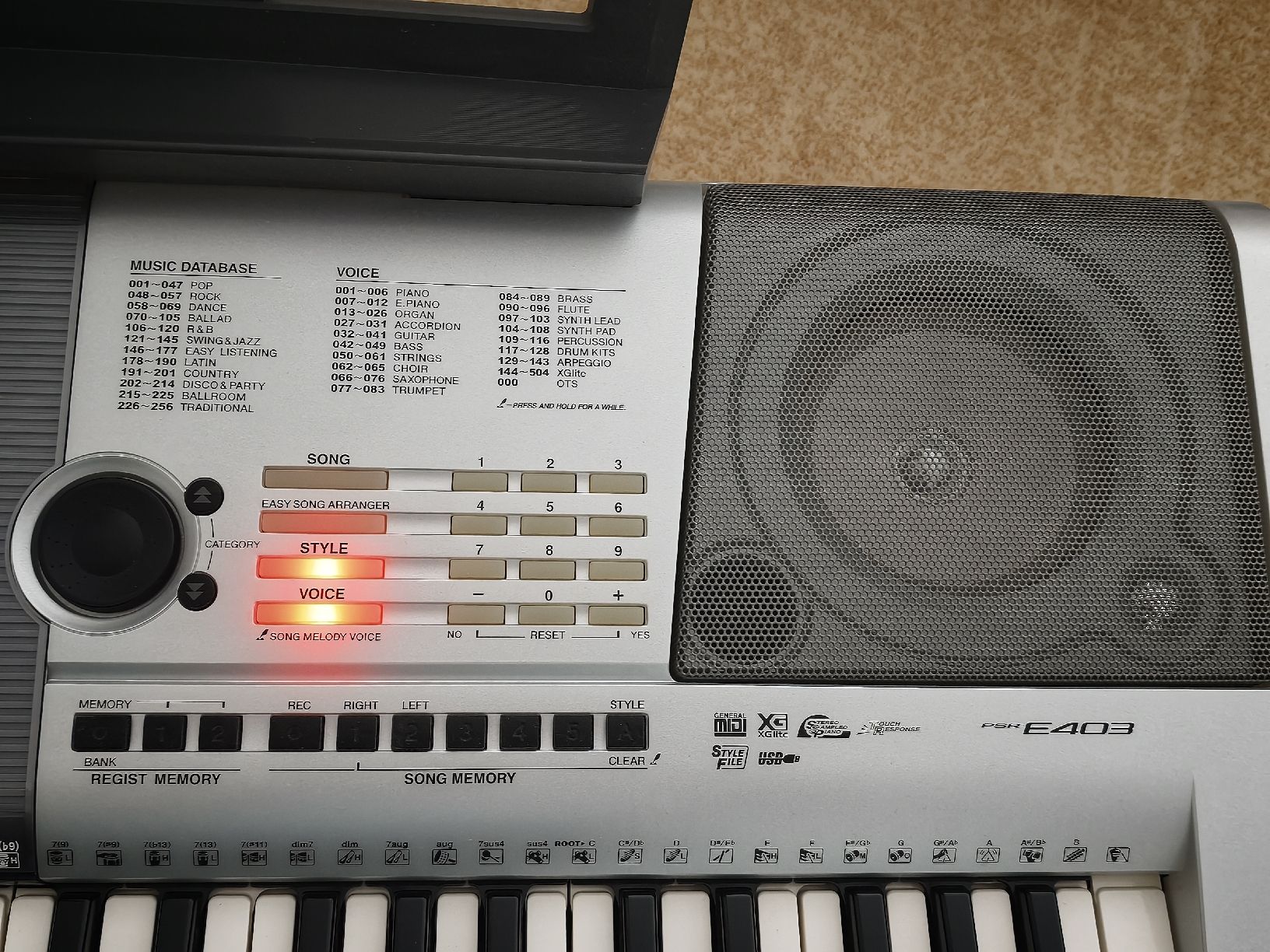 Yamaha Strumenti musicali: Yamaha PSR E403 Keyboard mit Notenständer und Netzteil – Nuovo (secondo la descrizione) da Bern venduto da sam_draga99 3