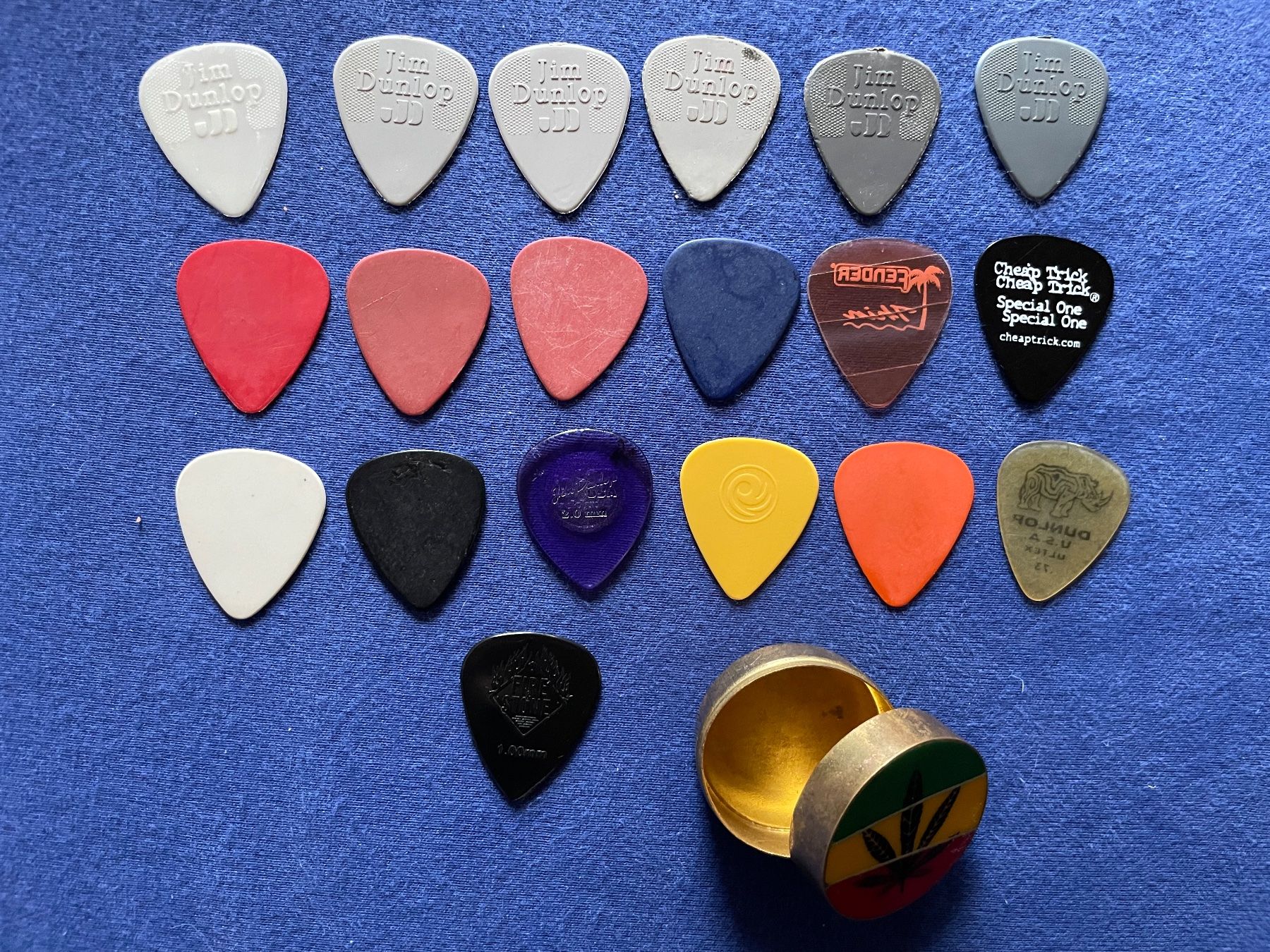 Musikinstrumente: 19 plectres guitare ou basse avec boîte – Gebraucht aus Oron-la-Ville von  1