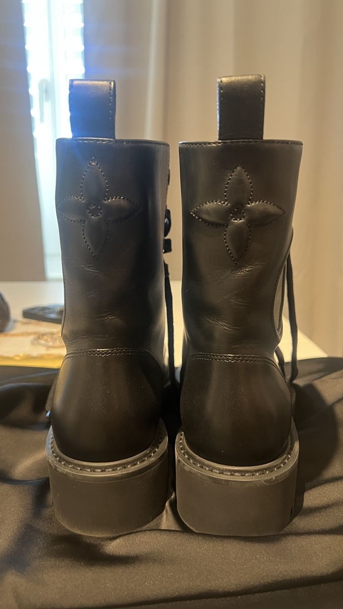 Louis Vuitton Chaussures femmes: Louis Vuitton Territory Flat Ranger Boots – Neuf avec emballage d'origine à Staufen par sib_x8p9 1