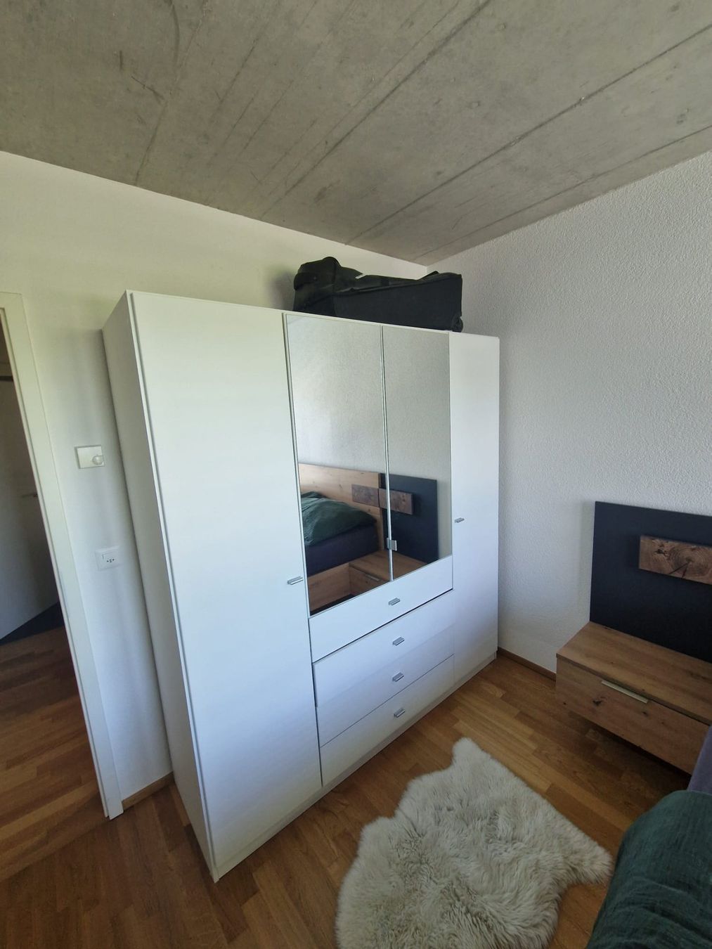 Conforama Armadi: Kleiderschrank mit Spiegel – Usato da Langenthal venduto da Sirheadbud
