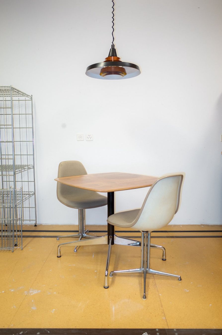 Eames Tavoli: Segmented Table von Charles & Ray Eames – Usato da Basel venduto da GEMEINE_BRENNESSEL