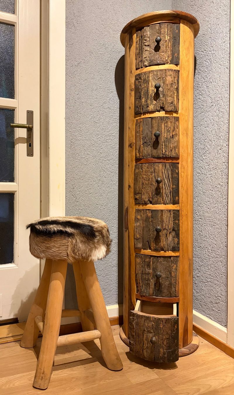 Cassettiere: Baumstamm-Kommode und1 Hocker – Usato da Zürich venduto da sbi_2mfb