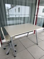 Praktischer Schreibtisch mit Bürostuhl, ideal fürs Homeof...