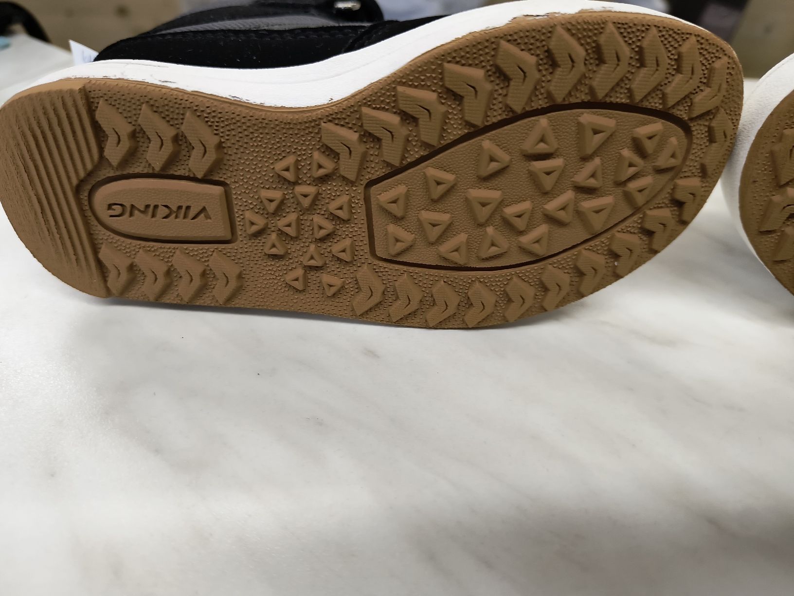 Viking Scarpe per ragazzi: Turnschuhe schwarz Gr. 24 Viking – Usato da Schöfflisdorf venduto da kin_2dp9 2
