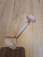 Gesichtsroller Rosenquarz mit Metallgriff