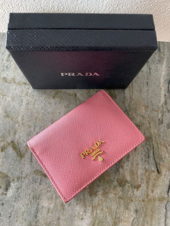 Prada Portamonete: PRADA small Saffiano leather wallet – Usato da Zürich venduto da erica72