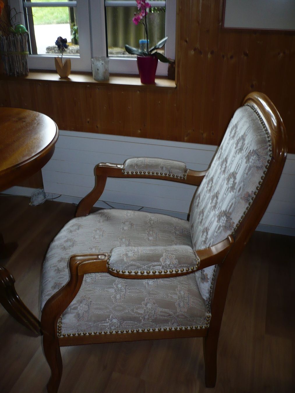 Set di tavolo e panche: runder Tisch mit 2 Stühlen – Usato da Merzligen venduto da Marthe22 7
